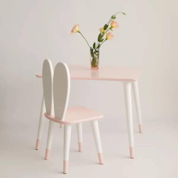 Măsuță con cu ciorapi