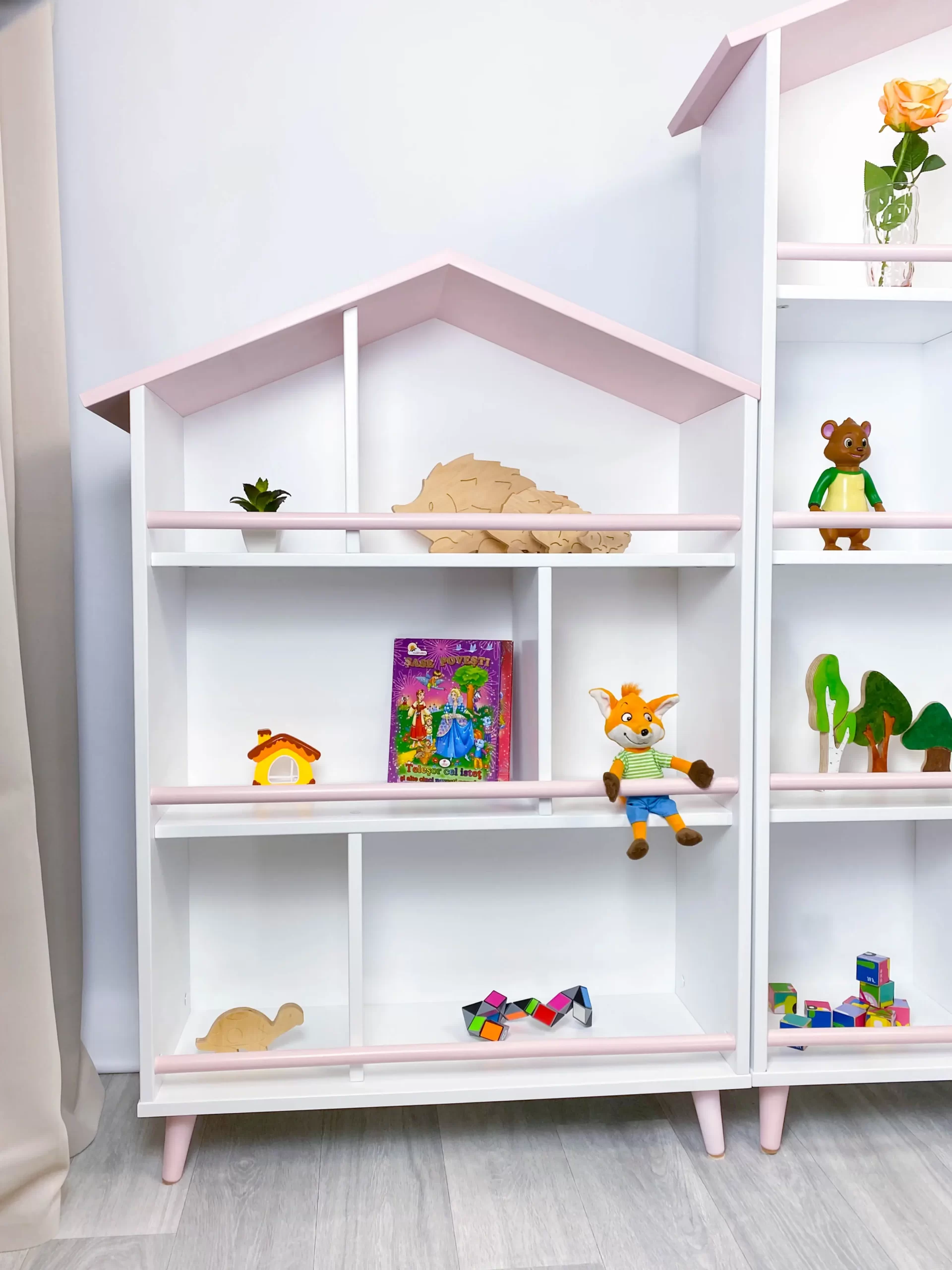 Bibliotecă pentru copii alb-persic