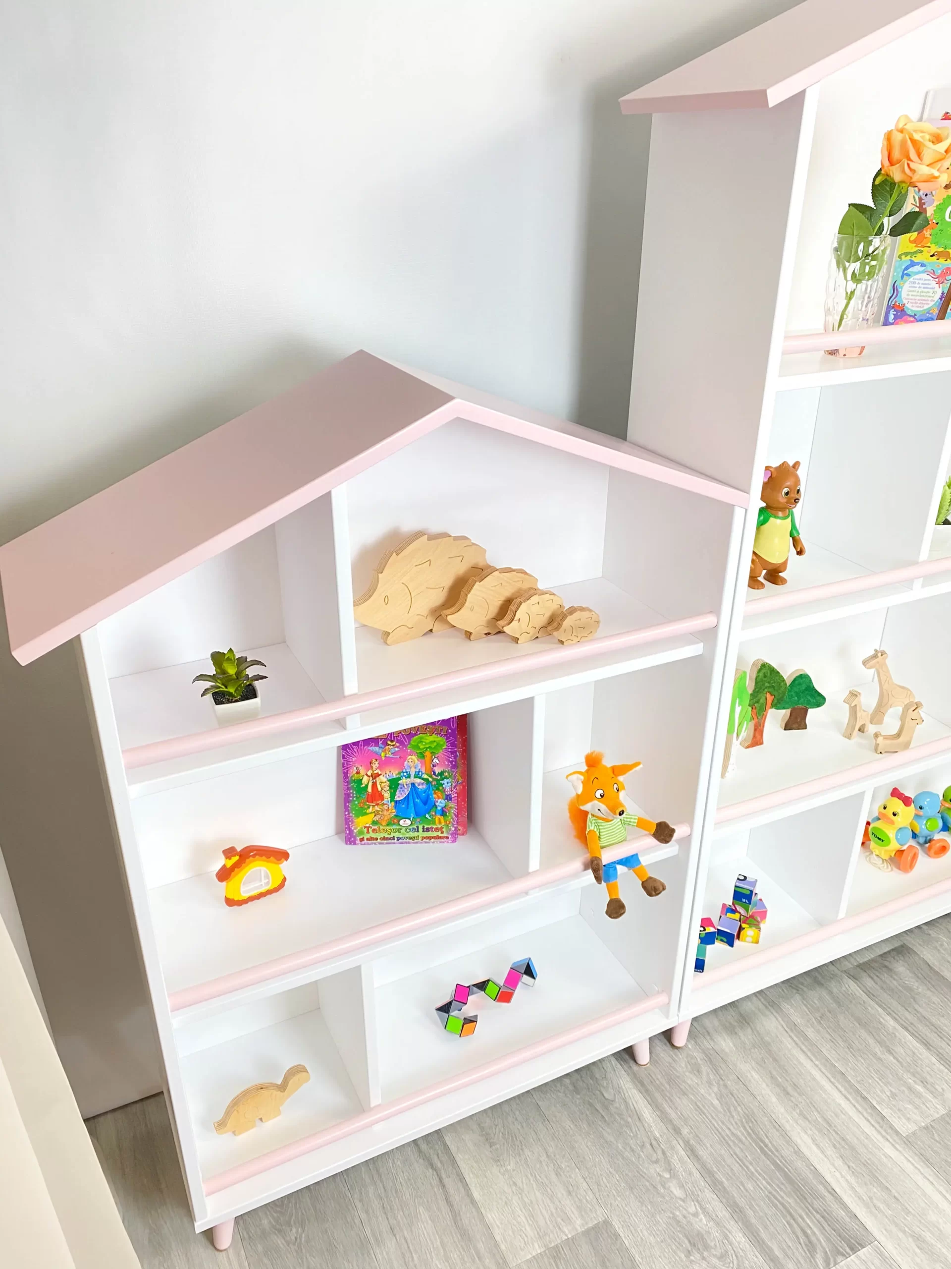 Bibliotecă pentru copii alb-persic