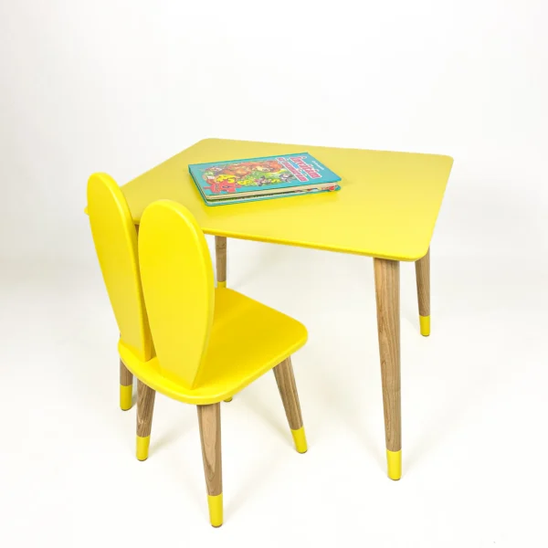 Măsuță dreptunghiulară din lemn pentru copii, galbenă, cu scaun și carte de colorat deasupra