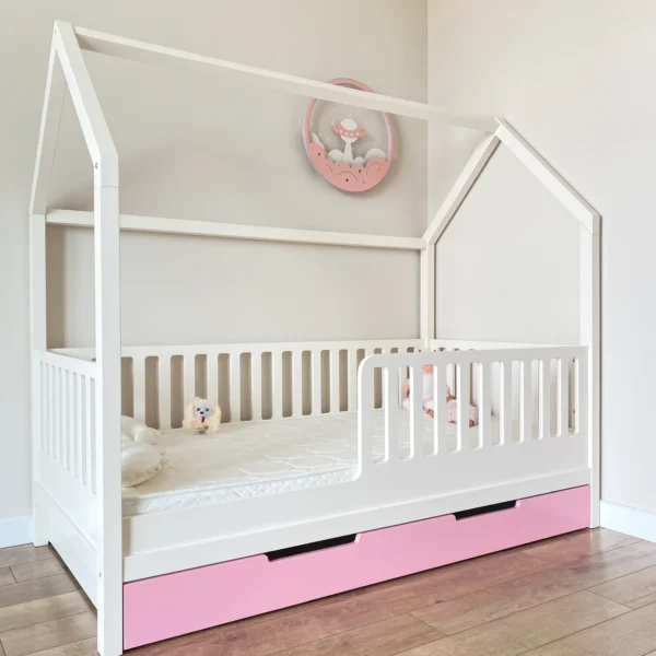 Pat căsuță Montessori alb cu sertare roz, cadru lemn formă casă, bariere siguranță pentru camera copiilor