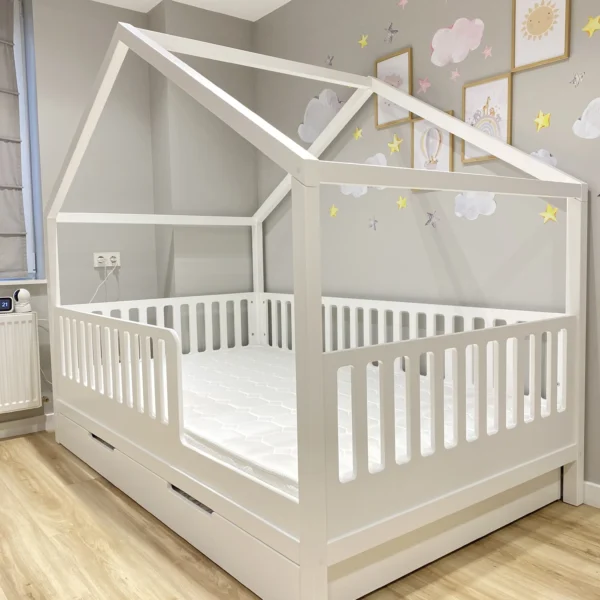 Pat căsuță Iani-Nani alb cu sertare depozitare, cadru lemn formă casă, bariere verticale siguranță pentru copii