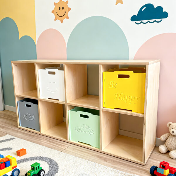 Полка с лаковым покрытием в детской комнате