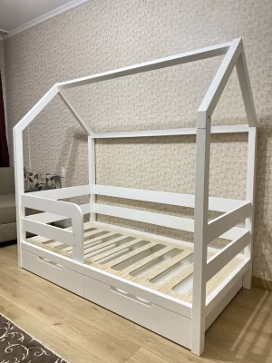 Pat căsuță Montessori alb, cu sertare de depozitare, design scandinav pentru camera copiilor