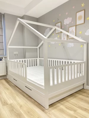 Pat căsuță Iani-Nani alb cu sertare depozitare, cadru lemn formă casă, bariere verticale siguranță pentru copii