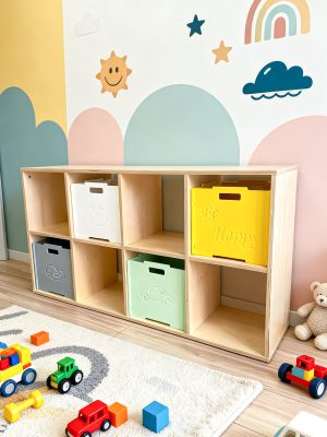 Полка с лаковым покрытием в детской комнате