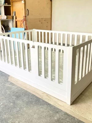 Pat de podea Montessori model "Iani Nani", pătrat, din lemn masiv alb, cu portiță de acces securizată, fabricat de TimberKids Moldova.