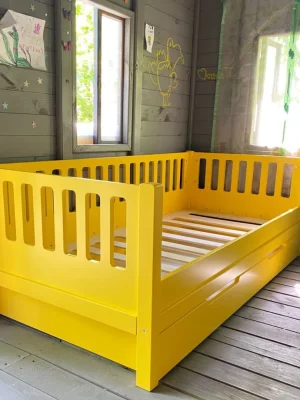 Pat extensibil copii "Iani-Nani" de culoare galbenă, cu loc suplimentar și bariere de protecție, fabricat din lemn masiv.